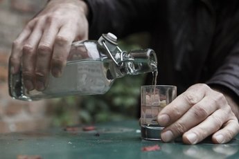 12 тысяч россиян погибли от алкоголя на новогодних каникулах