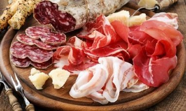Врачи-онкологи запрещают увлекаться мясными деликатесами
