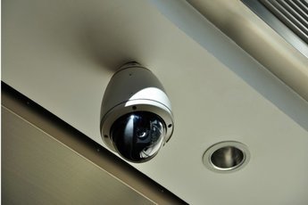 Как отыскать скрытую камеру в съемной квартире
