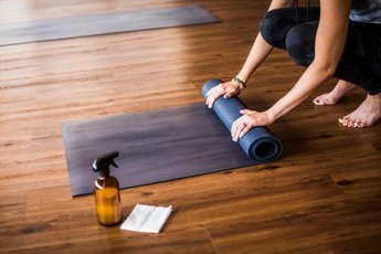 Почему вам нужно брать с собой чистый коврик для йоги на занятия