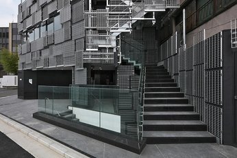 Японские архитекторы разработали проект здания с решетчатыми алюминиевыми панелями