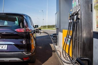Правительство приостановило рост цен на бензин