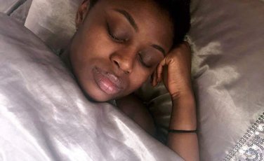 Девушка из-за редкой болезни спит по 22 часа в сутки