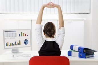 Комплекс йоги для тех, кто проводит часы за столом: Упражнения для растяжки