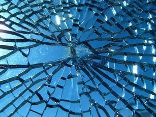 Как люди без боли проходят по разбитому стеклу?