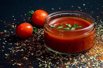 Как избавиться от пятен от томатного сока и соуса