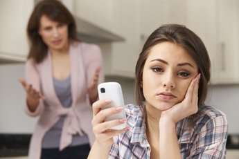 Брать телефон родителей - плохая идея