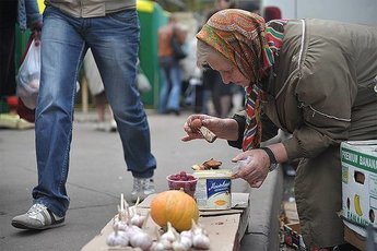 История бабушки, торгующей на улице