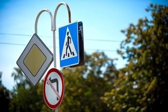 Размер дорожных знаков в России будет уменьшен