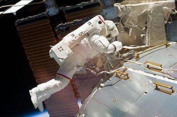 Космонавты выясняют происхождение дыры в 