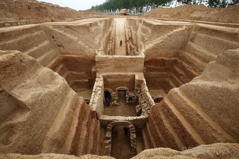 Китайские археологи вскрыли древнее захоронение полное золота