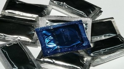 Медики советуют пользоваться только аптечными презервативами