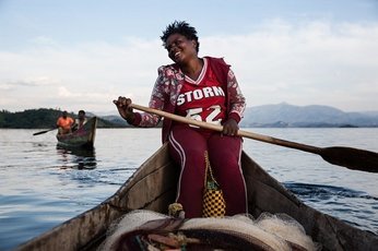 В Руанде женщины освоили профессию рыбака