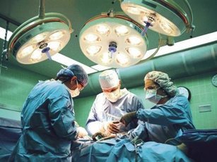 Хирурги  удаляют кисты яичников, которые в 80% случаев исчезают без операции