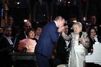 Путин вручил 90-летней Александре Пахмутовой шикарный подарок