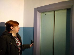 Жильцы многоэтажки Челябинска уже год живут без лифта