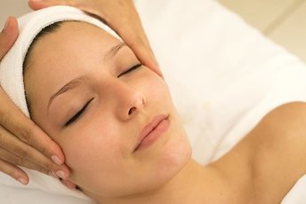 Короткий массаж бровей для избавления от головной боли и расслабления лица