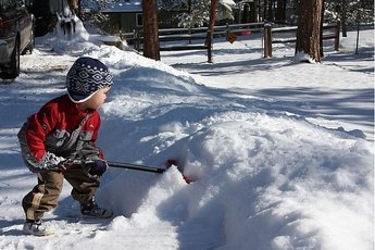 Власть в Липецке сносит детские площадки, а житель строит горки