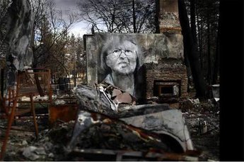 Граффити на развалинах сгоревшего города рисует художник в США