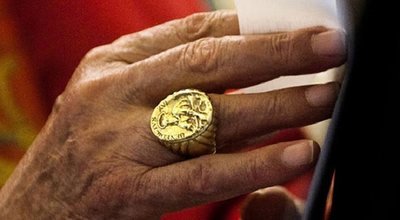 Перстень рыбака на пальце у Папы