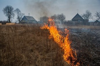 Хабаровск весь в дыму от горящей прошлогодней травы