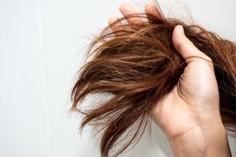 Разница между сухостью волос и секущимися кончиками