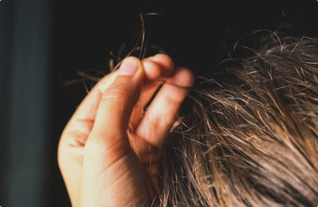 Простые хитрости, которые могут помочь вам перестать трогать волосы