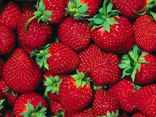 Клубника и огурцы продлят молодость