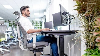 Почему длительное сидение в кресле вредно для спины?