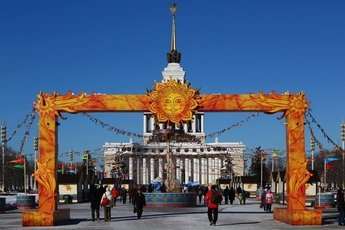 Частушечные битвы и блины с камчатским крабом - на Масленице ВДНХ