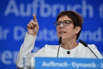 Преемница Меркель пошутила о туалетах для лиц неопределенного пола