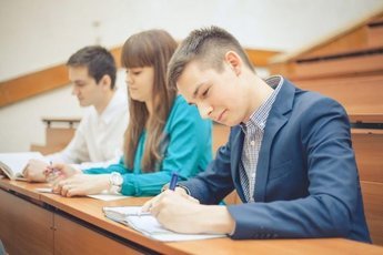 Абитуриенты могут, как и прежде, подавать документы в пять вузов одновременно