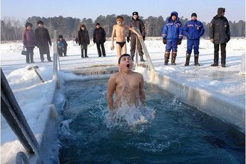 Россияне окунутся в прорубь на Крещение, но не все